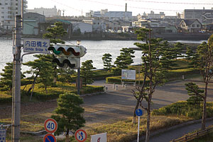 内田橋北交差点すぐにあります