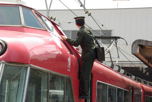 運転士は外からはしごを使って乗ります。