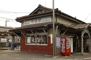車寄せのあるかわいい駅舎