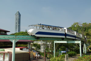 スカイビュートレインが動物園と植物園を結びます。