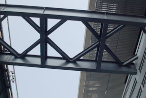中央部は天井がなく空が見えます