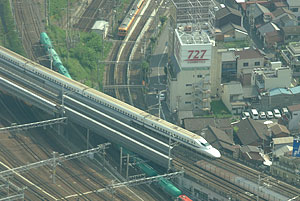 新幹線も電車もよく出来た鉄道模型のよう