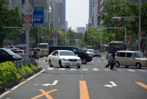 地上の交差点はたくさんの車が行き交います