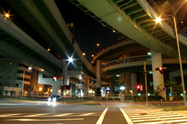 国道41号線(空港線)に隣接しています。