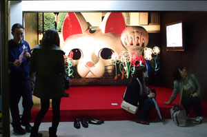 巨大なまねき猫が部屋からのぞきます。