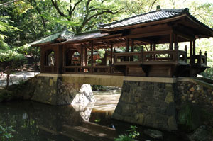 池にかかる屋根つきの橋は白雲橋。