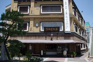 一番鳥居の側には老舗和菓子店