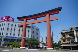 中村公園前交差点の大鳥居