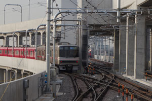 2階からは下り列車がスマートに分岐していきます
