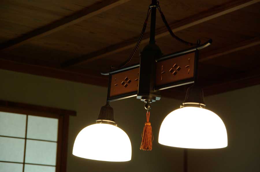 モダンなランプが和室を照らす。