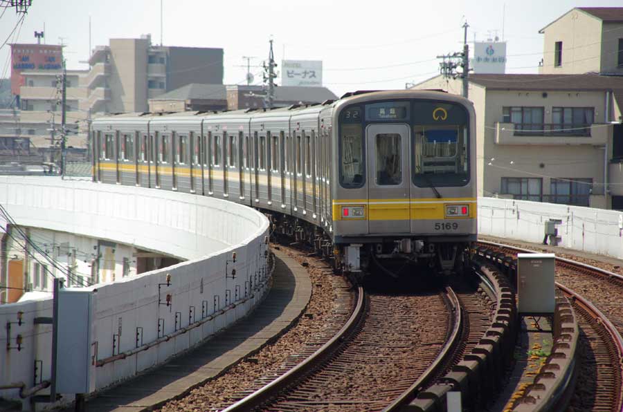 地下鉄は高架を栄・名古屋駅方面に向かいます