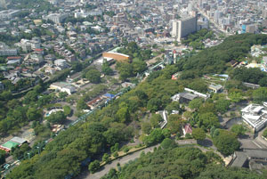 展望室から東山動植物園正門付近をのぞむ