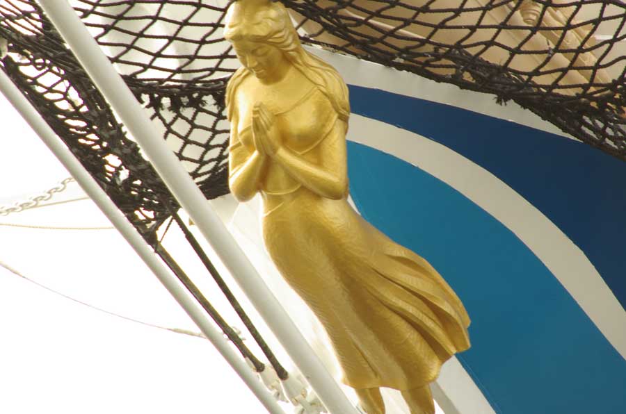 日本丸の船首には手を合わせる女神像。