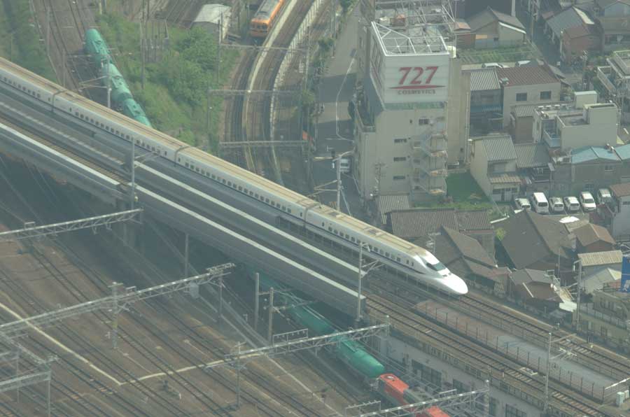 新幹線も電車もよく出来た鉄道模型のよう