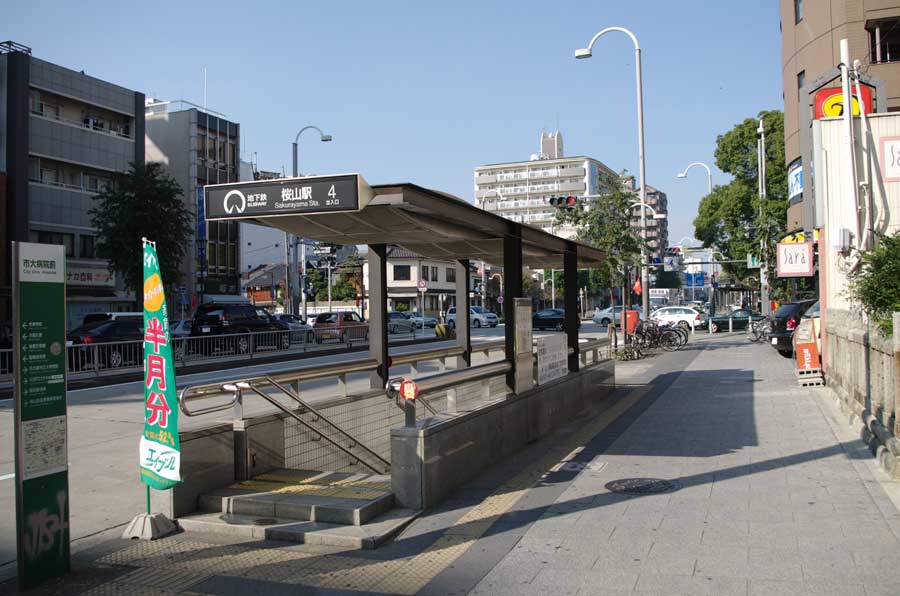 地下鉄桜通線桜山駅４番出口から歩いて５分です。