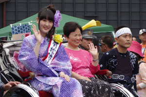祭りの顔・有松絞り小町